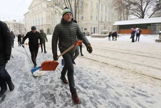 Львівський мер прибиратиме сніг у місті самотужки
