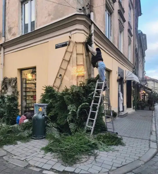 У Львові облаштовують перші різдвяні декорації
