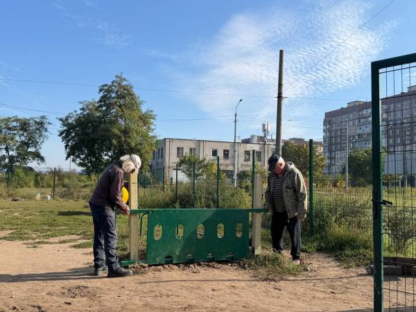 У Дніпрі оновлюють майданчик для вигулу собак