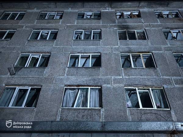 Дніпровський гуртожиток втратив понад 50 вікон після обстрілу