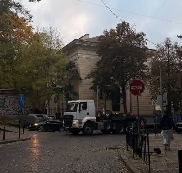 Львів: Вантажівка перекрила рух на дорозі