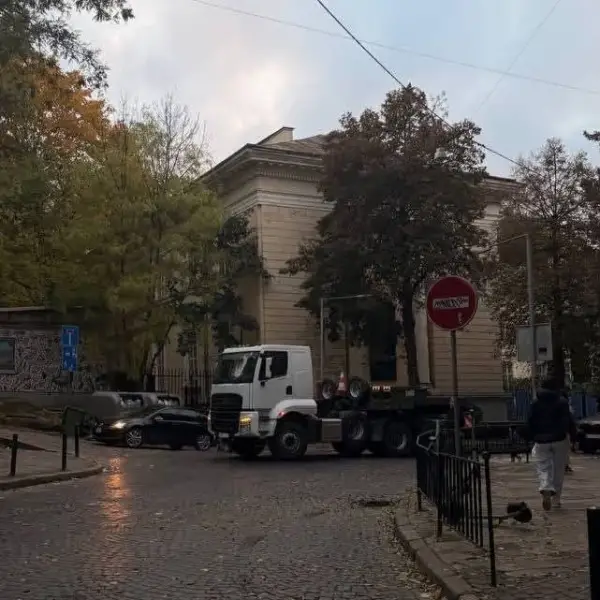 Львів: Вантажівка перекрила рух на дорозі