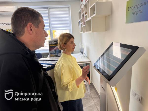 Ветеран оцінив безбар’єрність “Прозорого офісу” у Дніпрі